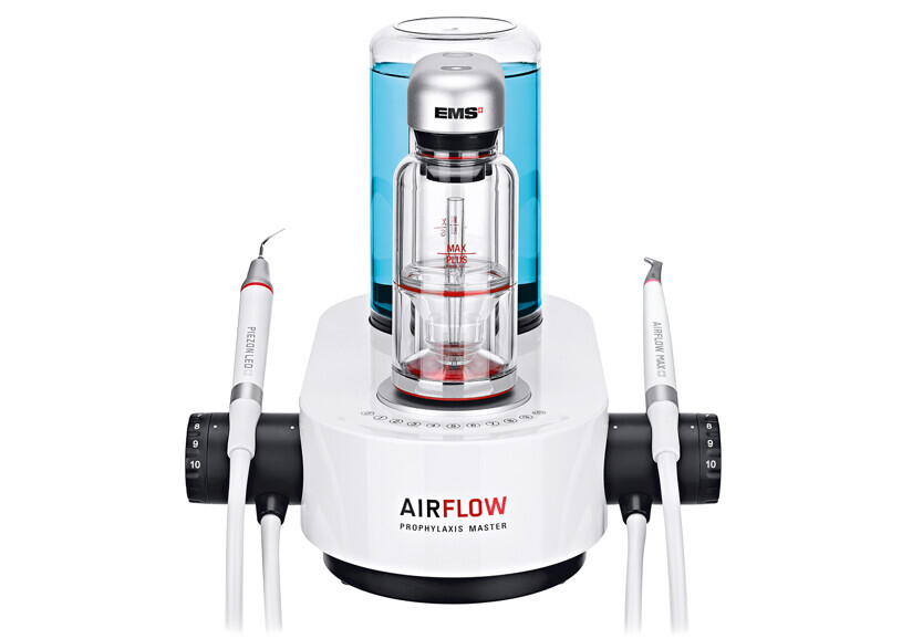 물과 공기 및 미세 파우더로 치아 표면을 세정하는 EMS AIRFLOW Prophylaxis Master 장비 예시